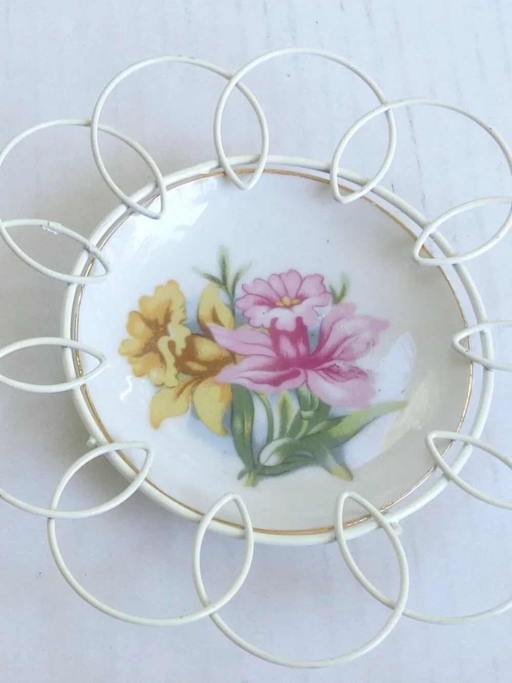Vintage Floral Wall Hanger Plates with Scalloped Wire - Set of 3